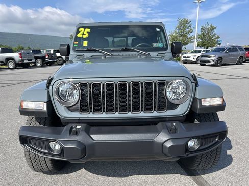 Used 2025 Jeep Gladiator Overland AWD/4WD image 12