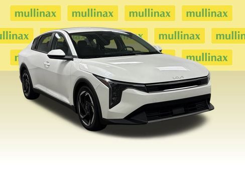 Used 2025 Kia K4 EX image 2