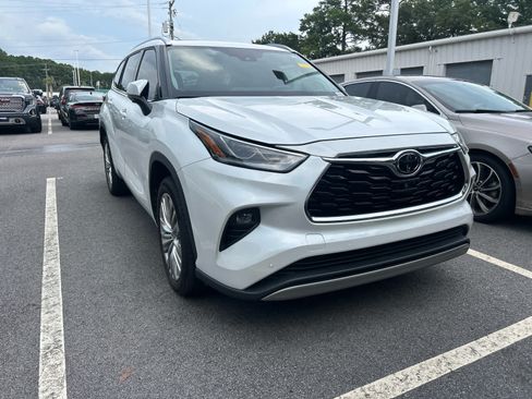Used 2023 Toyota Highlander Platinum FWD image 6