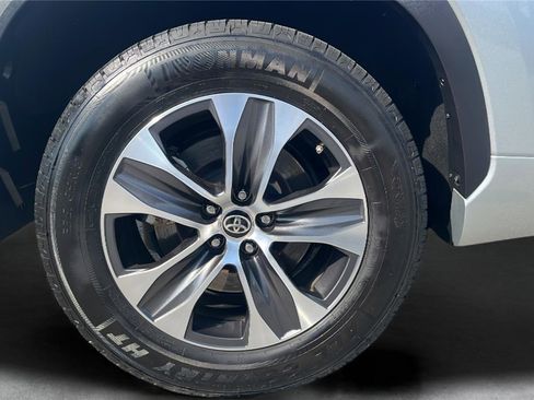 Used 2021 Toyota Highlander XLE image 23