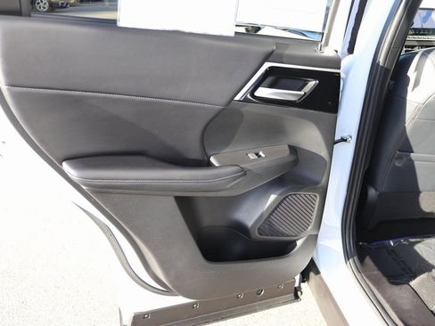 Used 2024 Mitsubishi Outlander 4WD Plug-In Hybrid image 8