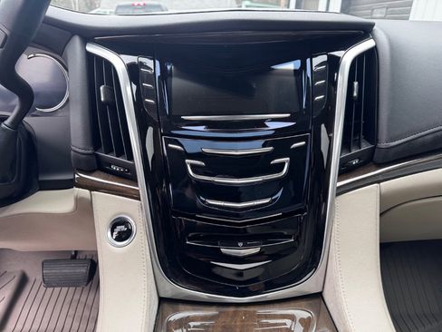 Used 2020 Cadillac Escalade Luxury image 24