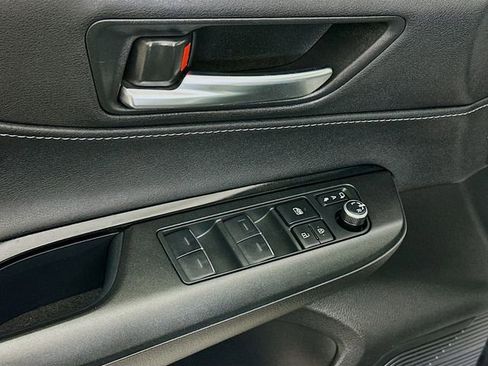 Used 2021 Toyota Venza LE image 17