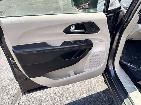 Used 2020 Chrysler Pacifica Limited FWD image 18