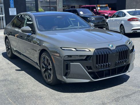 Used 2023 BMW 740i w/ Parking Assistance Package RWD image 5