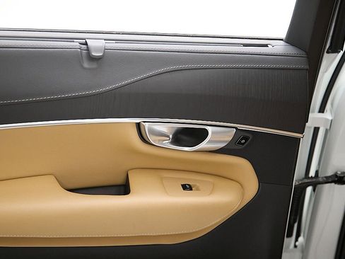 Certified 2024 Volvo XC90 T8 Ultimate w/ Protection Package image 21