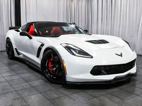 Used 2015 Chevrolet Corvette Z06 w/ 3LZ Preferred Equipment Group image 3