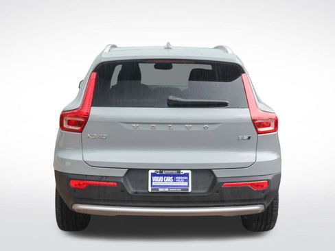 Used 2025 Volvo XC40 B5 Core image 9