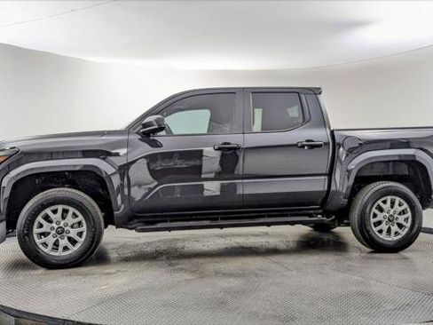 Used 2025 Toyota Tacoma SR image 3
