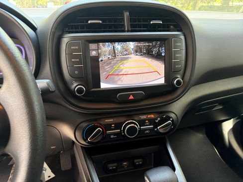 Used 2025 Kia Soul LX w/ LX Technology Package FWD image 22