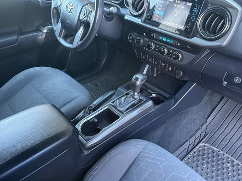 Used 2017 Toyota Tacoma TRD Off-Road w/ Premium & Technology Package AWD/4WD image 17
