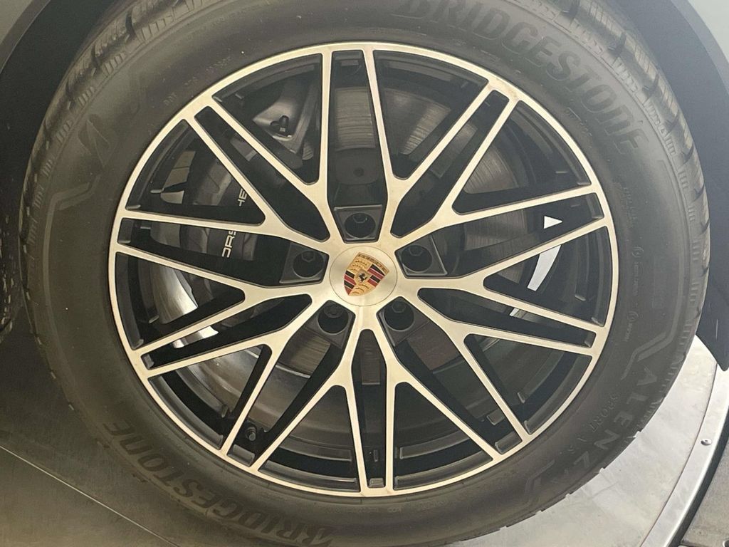 Certified 2025 Porsche Cayenne AWD/4WD image 14
