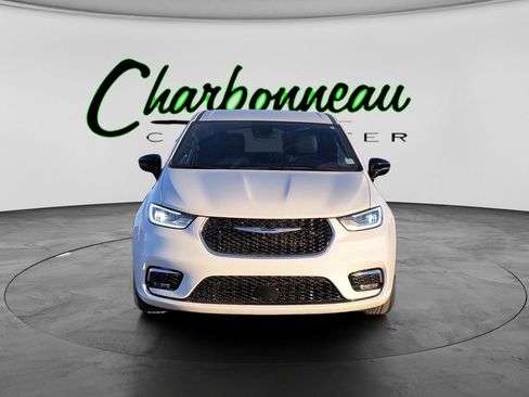 Used 2025 Chrysler Pacifica Select image 8