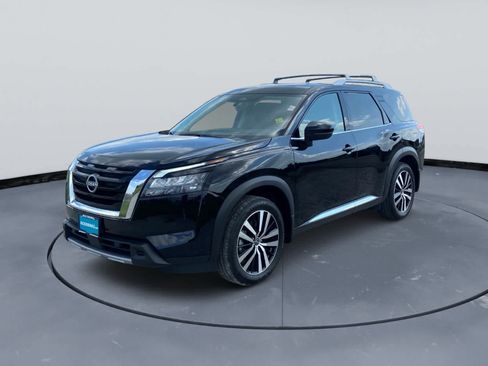 Used 2025 Nissan Pathfinder Platinum w/ Cargo Package FWD image 2
