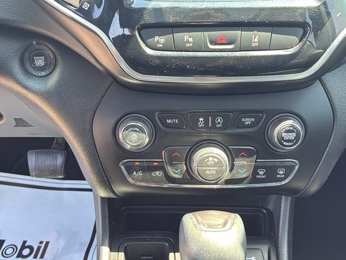 Used 2019 Jeep Cherokee Limited FWD image 31