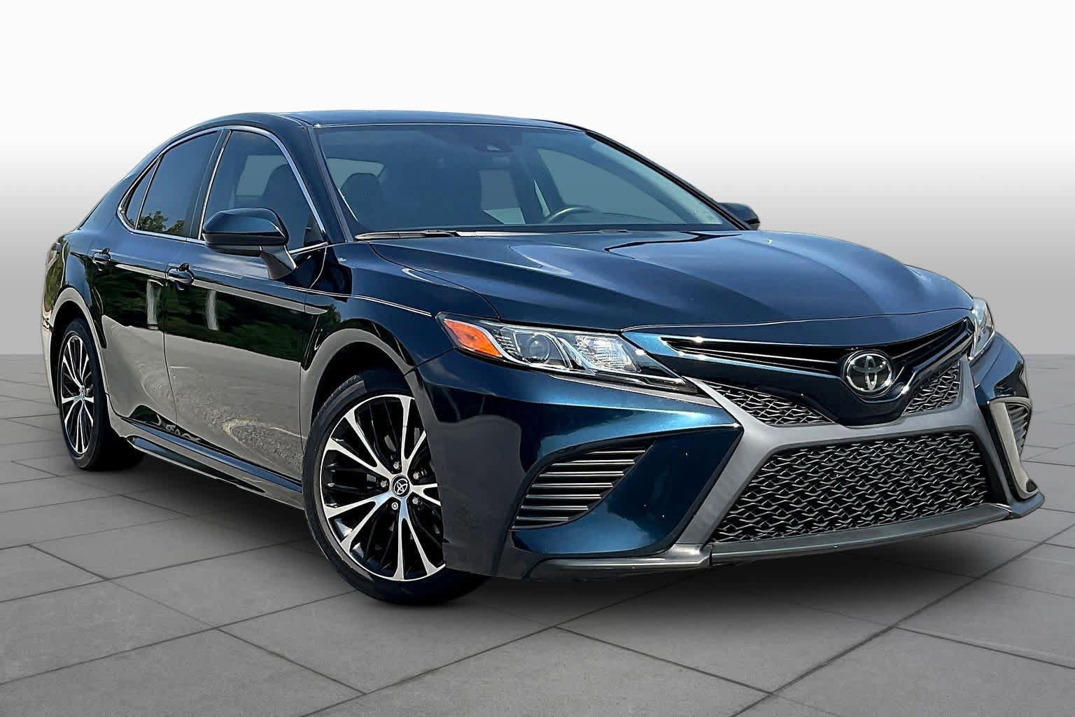 Used 2020 Toyota Camry SE FWD image 3