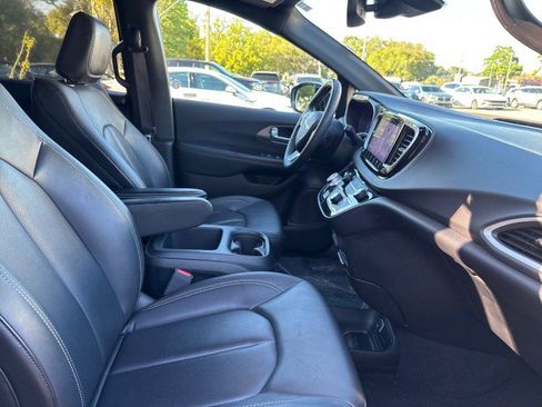 Used 2025 Chrysler Pacifica Select image 14