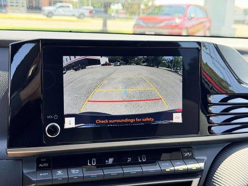 Used 2025 Toyota Camry SE w/ Convenience Package FWD image 4