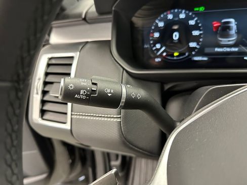 Used 2024 Land Rover Discovery Dynamic SE image 19