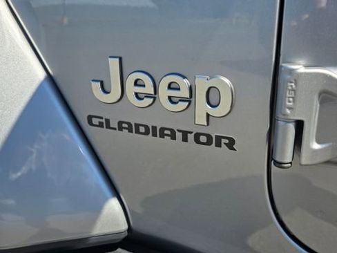 Used 2020 Jeep Gladiator Overland image 11