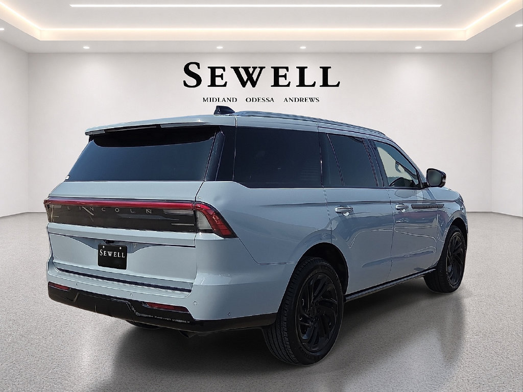 Used 2025 Lincoln Navigator Reserve AWD/4WD image 4