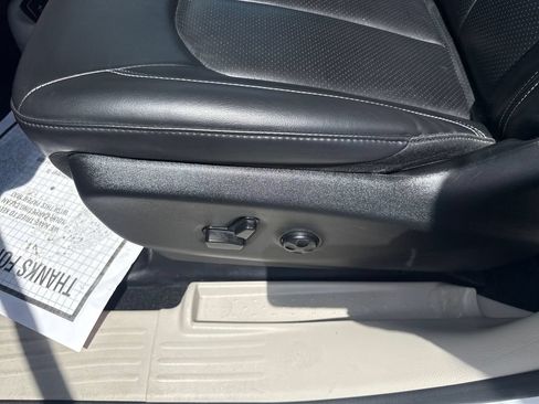 Used 2023 Chrysler Pacifica Touring-L FWD image 26