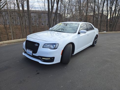 Used 2023 Chrysler 300 C image 4
