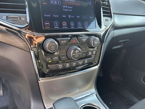 Used 2019 Jeep Grand Cherokee Altitude image 35