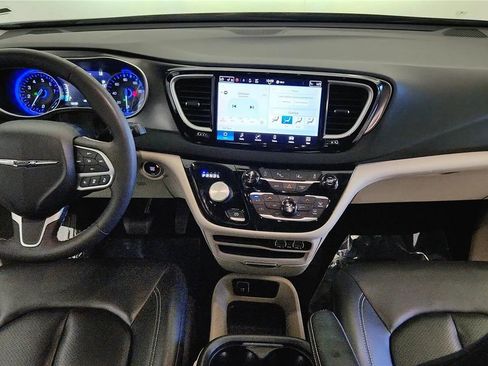 Used 2023 Chrysler Pacifica Touring-L FWD image 35