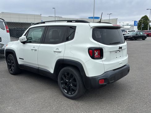 Used 2018 Jeep Renegade Altitude w/ UConnect 8.4 Nav Group FWD image 3