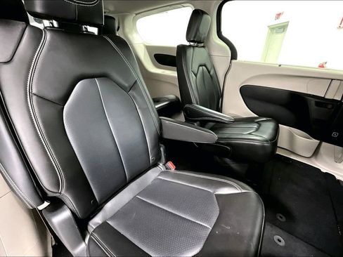 Used 2023 Chrysler Pacifica Touring-L image 34