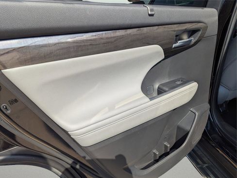 Used 2024 Toyota Highlander Platinum image 14