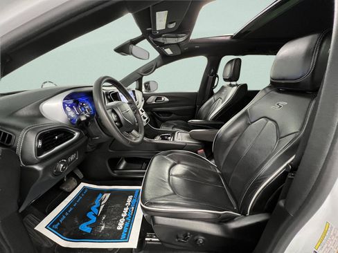 Used 2025 Chrysler Pacifica Limited FWD image 13