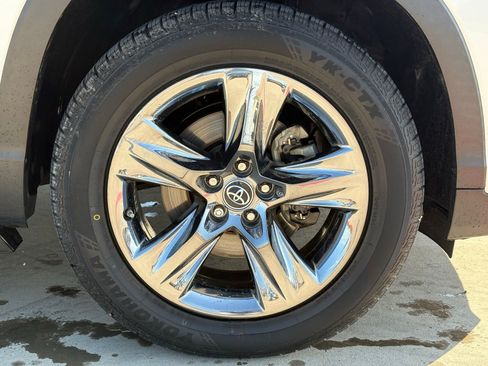 Used 2019 Toyota Highlander Limited Platinum FWD image 10