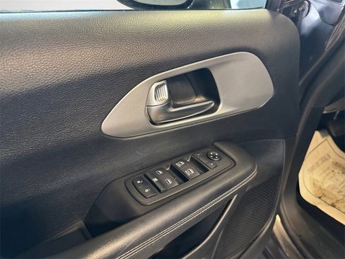 Used 2020 Chrysler Pacifica Touring w/ S Appearance Package image 14