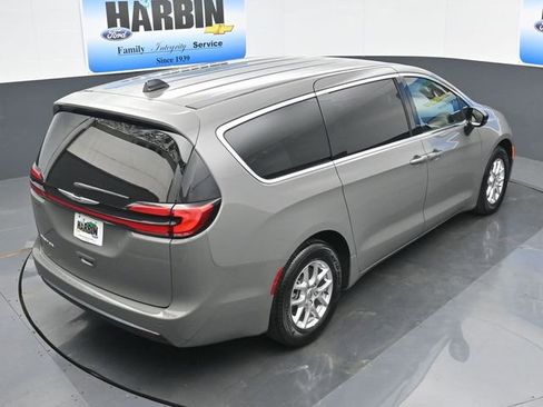 Used 2025 Chrysler Pacifica Select image 27
