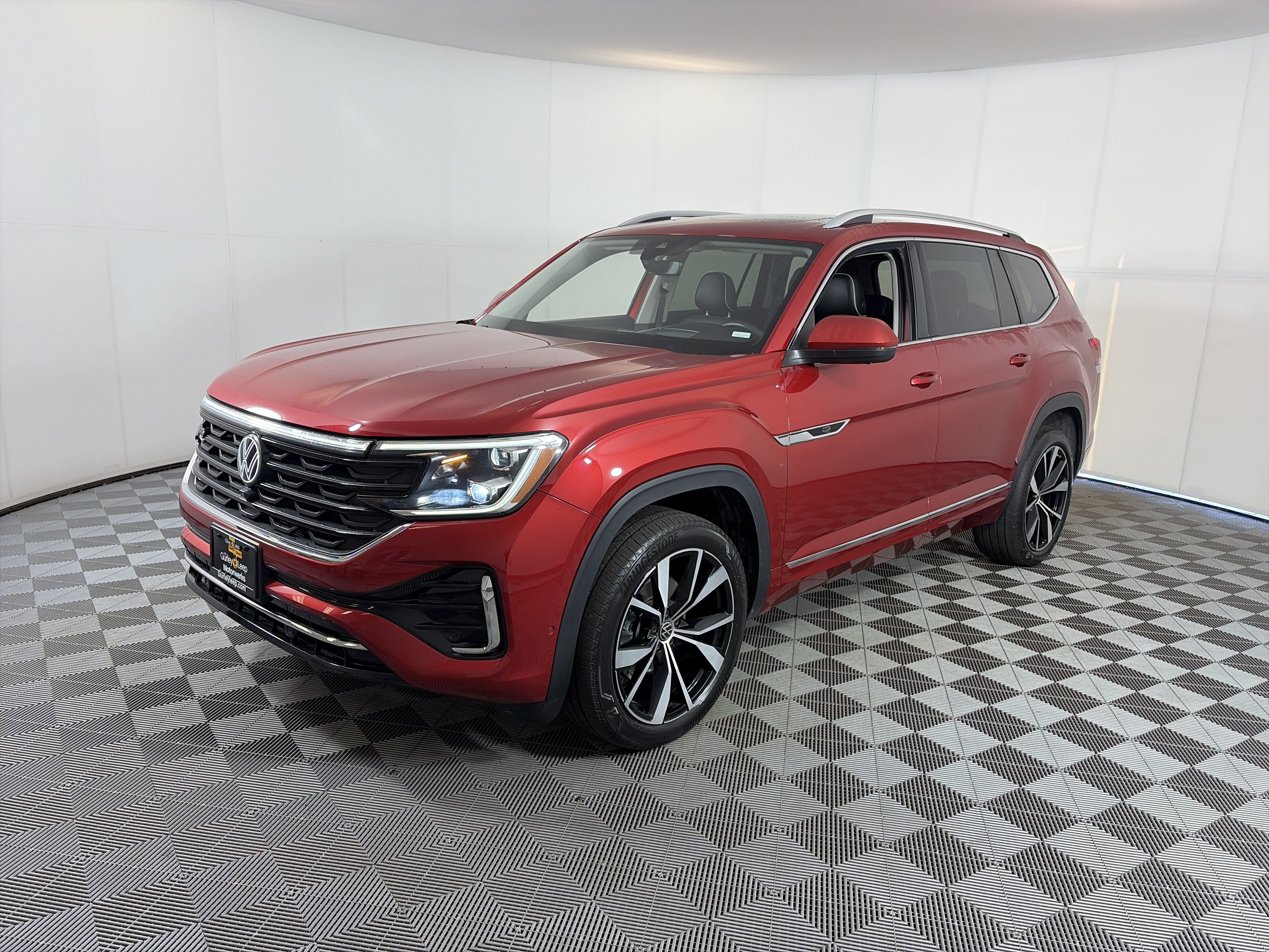 Used 2024 Volkswagen Atlas SEL Premium R-Line AWD/4WD image 2