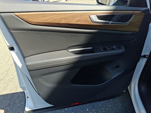 Certified 2025 Volkswagen Atlas SE w/ Panoramic Sunroof Package image 13