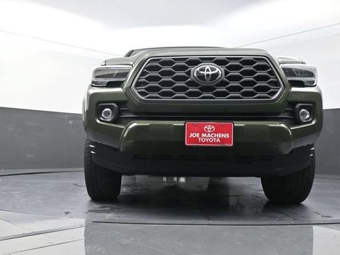 Used 2022 Toyota Tacoma TRD Sport w/ Technology Package AWD/4WD image 32