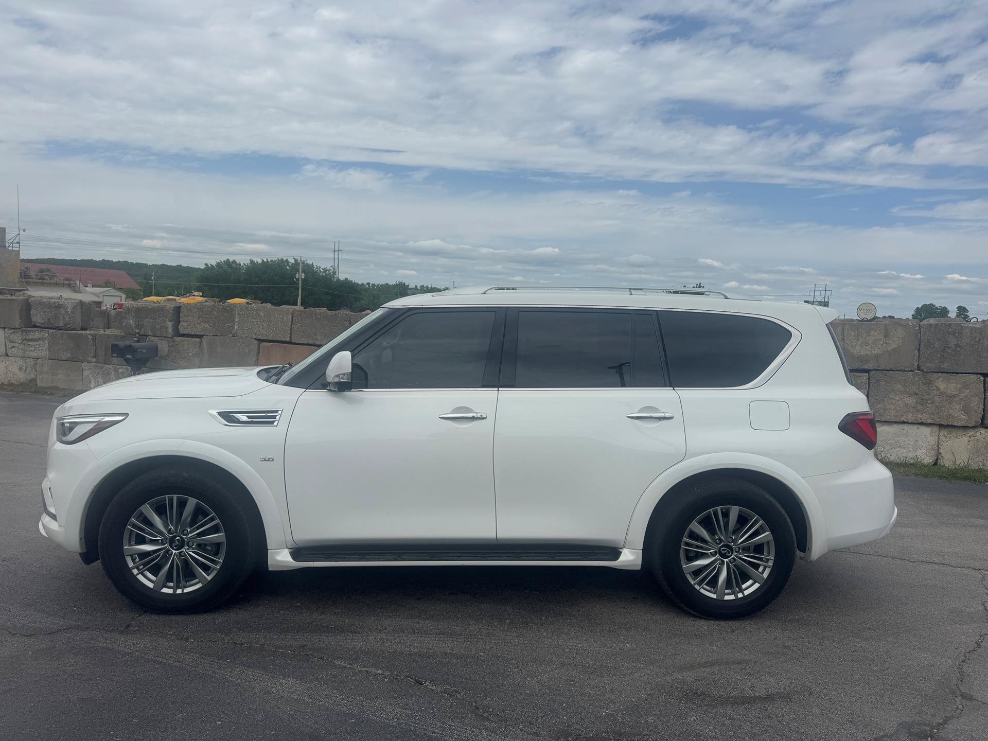 Used 2019 INFINITI QX80 Luxe w/ Cargo Package AWD/4WD image 3