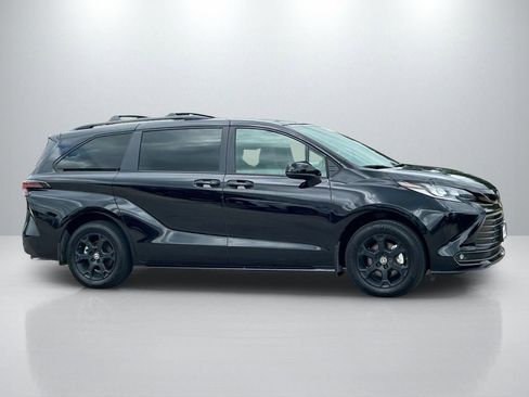 Used 2025 Toyota Sienna XLE Woodland Edition image 4