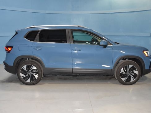 New 2026 Volkswagen Taos SE image 18