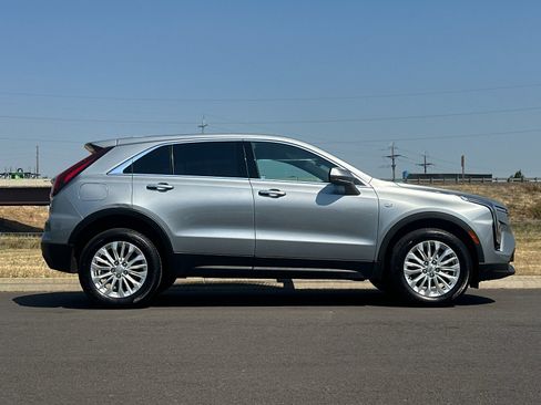 Used 2024 Cadillac XT4 Luxury FWD image 2