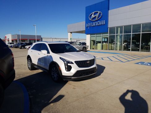Used 2021 Cadillac XT4 Premium Luxury image 1