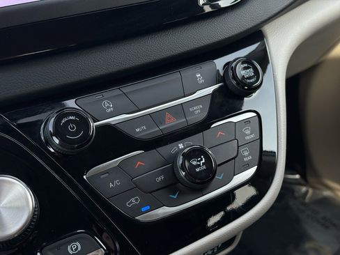 Used 2023 Chrysler Voyager LX image 34