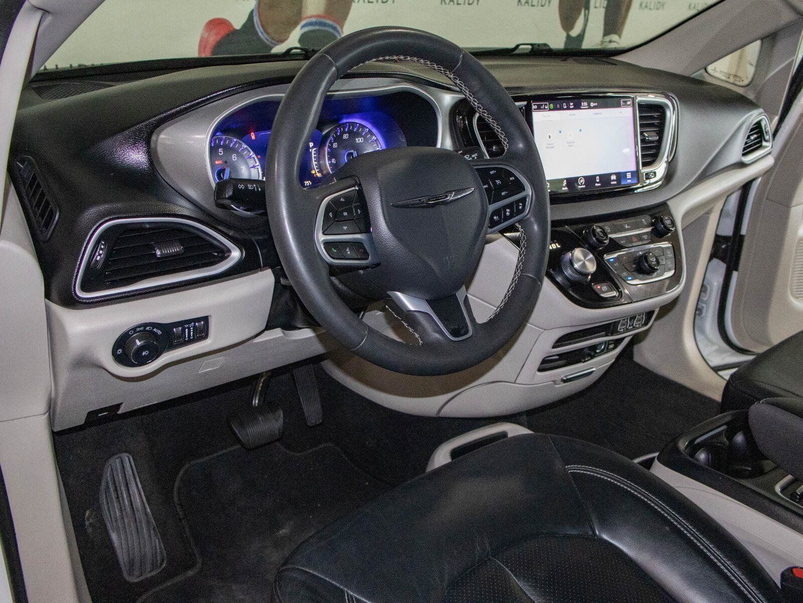 Used 2022 Chrysler Pacifica Touring-L FWD image 5