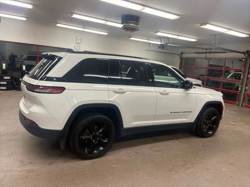 Certified 2024 Jeep Grand Cherokee Altitude image 27