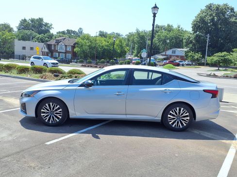 Used 2025 Nissan Altima 2.5 SV FWD image 27