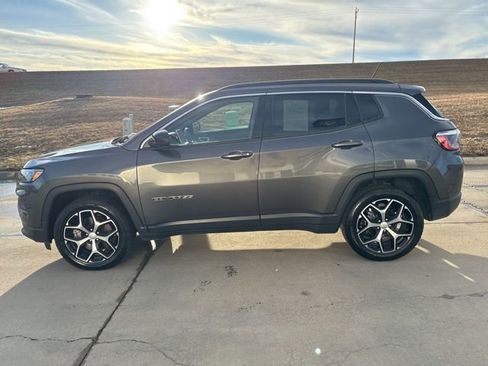 Used 2024 Jeep Compass Latitude image 6