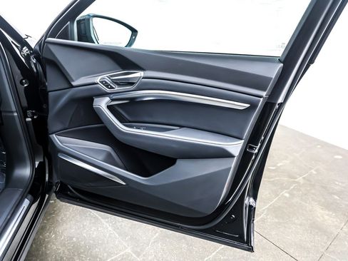 Used 2022 Audi e-tron Premium Plus w/ Premium Plus Package image 25